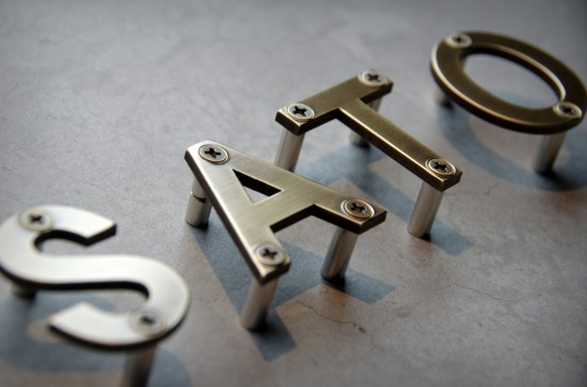 いぶし真鍮切り文字表札