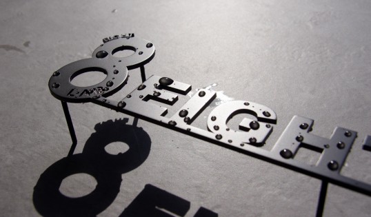 ステンレス切り文字看板