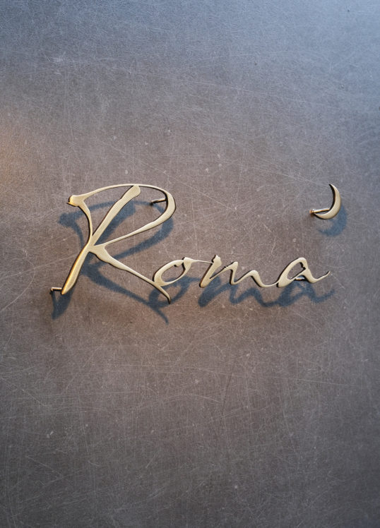 いぶし真鍮切り文字サイン