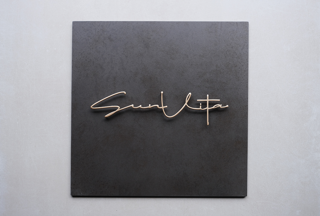 ブラックタイル看板 ステンレス浮き文字 マットゴールド | ヒロノ