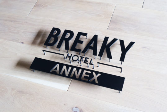 ステンレス切り文字サイン