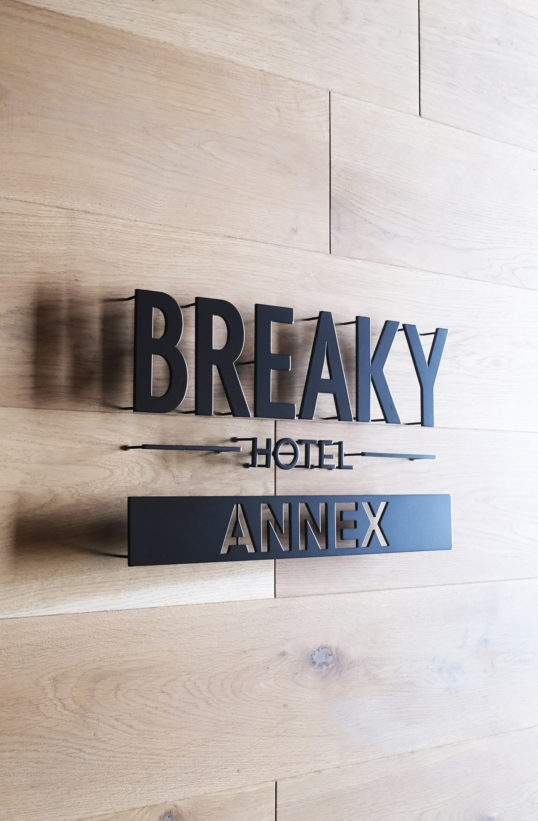 ステンレス切り文字サイン