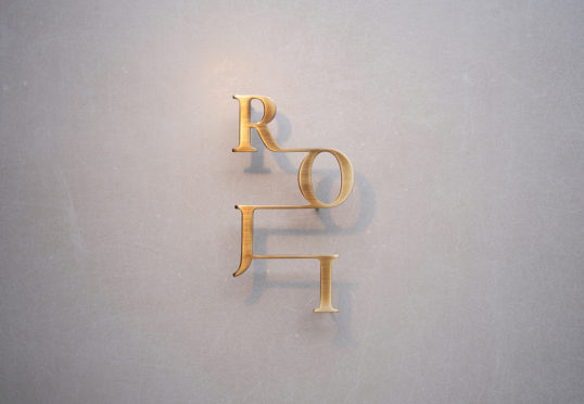 いぶし真鍮切り文字サイン