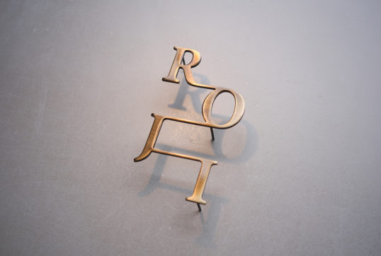 いぶし真鍮切り文字サイン