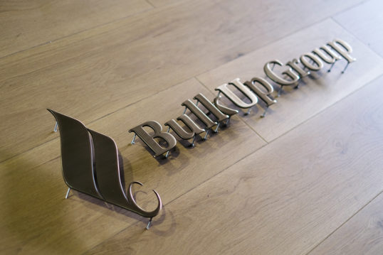 いぶし真鍮切り文字サイン