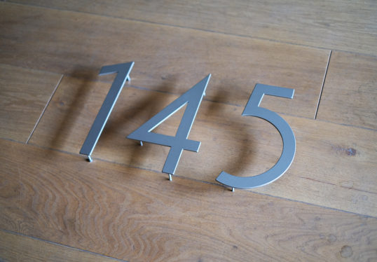 ステンレス切り文字ハウスナンバー